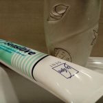 Quando a pasta de dentes sai da casa de banho: o segredo do tubo que anda pelo apartamento quando-a-pasta-de-dentes-sai-da-casa-de-banho.jpg